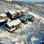 Ski-in Ski-out Cozy Retreat With Mountain Views Apartmán