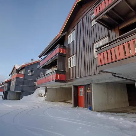 Ski-inski-out Cozy Retreat With Mountain Views Appartement *